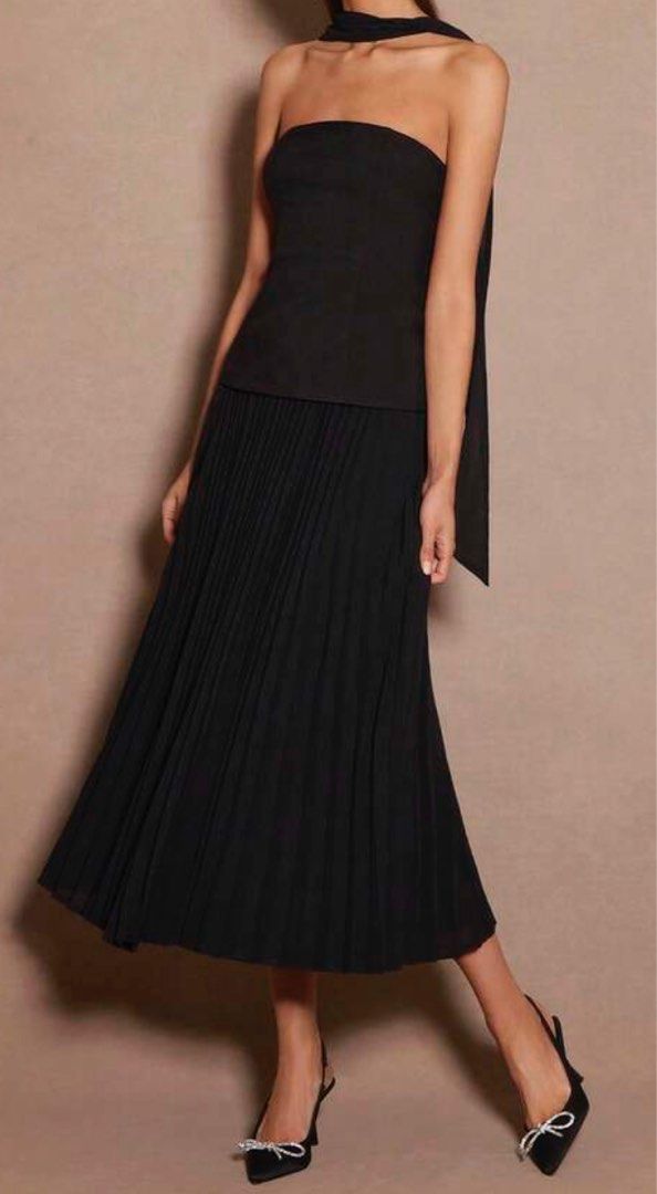 [FOR RENT] Black Midi Dress (Category: Dresses) located in Manila. Submitted by jenrubysa (Listing ID 1428877958, Image 3). Description: - black pleated midi dress - can fit size xs-s! - waistline: 24-26 - deposit: 350 - rent for 3 days .