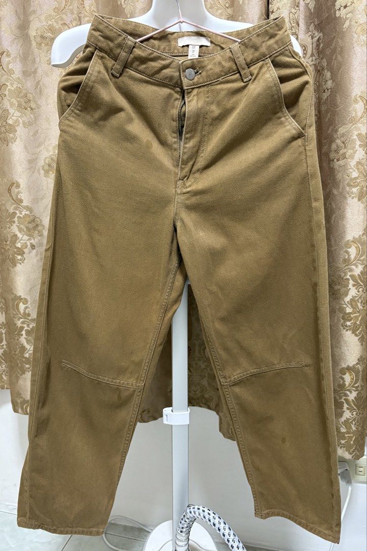 H&M Brown Pants (Category: Other Bottoms) located in Taguig. Submitted by cmdcn (Listing ID 1428881021, Image 1). Description: In good condition Pinaputulan - sakto for 5’1” peeps :>.