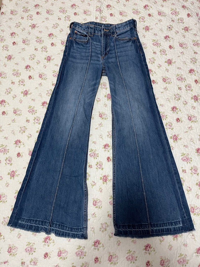 H&M Flared Denim Jeans (Category: Jeans) located in Quezon City. Submitted by rie.declutter (Listing ID 1428821508, Image 1). Description: sale! bought for ₱1,990 size: waist - 24-25 in length - 36.5 in hip size - 14.5 in inseam - 26.5 in 💳 mop: gcash / bank transfer 📦 mod: j&t / grab / lalamove 📍loc: metro manila, ph .
