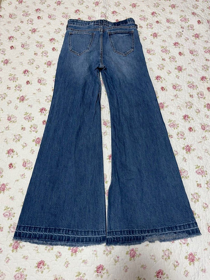 H&M Flared Denim Jeans (Category: Jeans) located in Quezon City. Submitted by rie.declutter (Listing ID 1428821508, Image 2). Description: sale! bought for ₱1,990 size: waist - 24-25 in length - 36.5 in hip size - 14.5 in inseam - 26.5 in 💳 mop: gcash / bank transfer 📦 mod: j&t / grab / lalamove 📍loc: metro manila, ph .