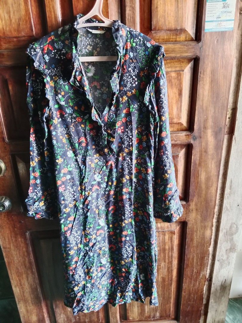 H&M Floral Dress (Category: Dresses) located in Oras. Submitted by preloved4less88 (Listing ID 1428801081, Image 1). Description: H&M dress features a beautiful floral print. It has long sleeves and a collared neckline with ruffle details. It is a knee-length dress, perfect for casual wear or dressing up. The fabric looks lightweight and comfortable..