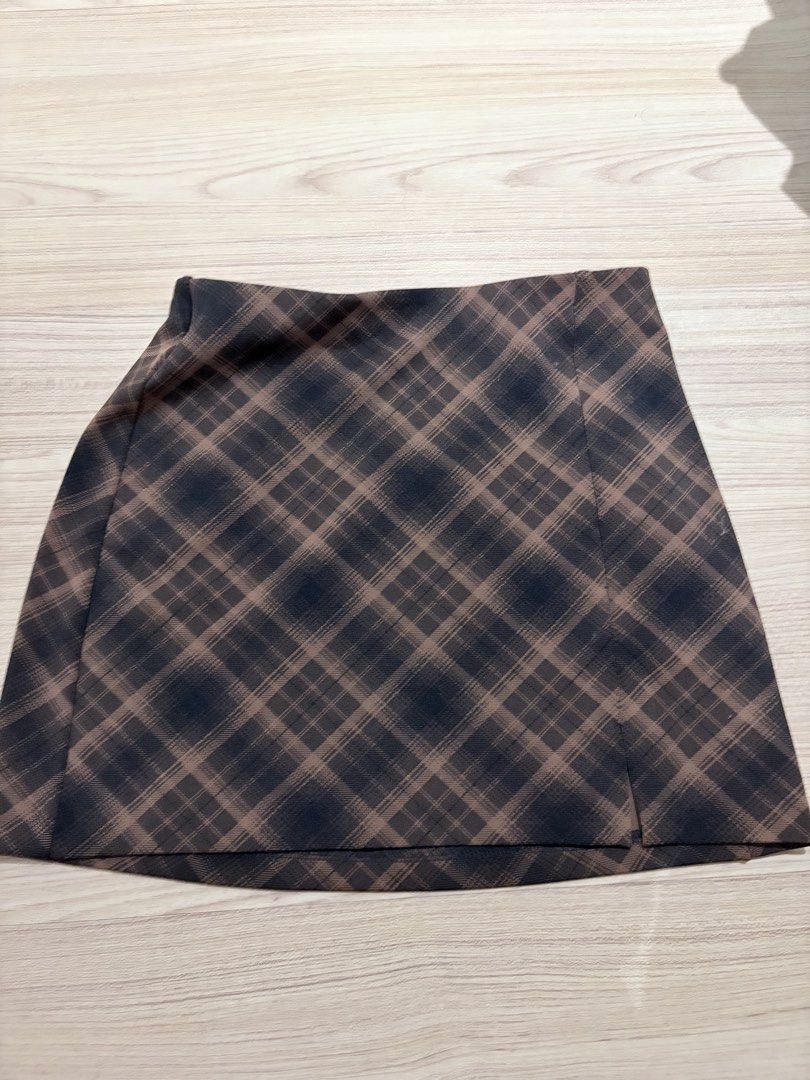 H&M miniskirt (Category: Skirts) located in Ipoh. Submitted by eatzzzhy (Listing ID 1428962827, Image 1). Description: .