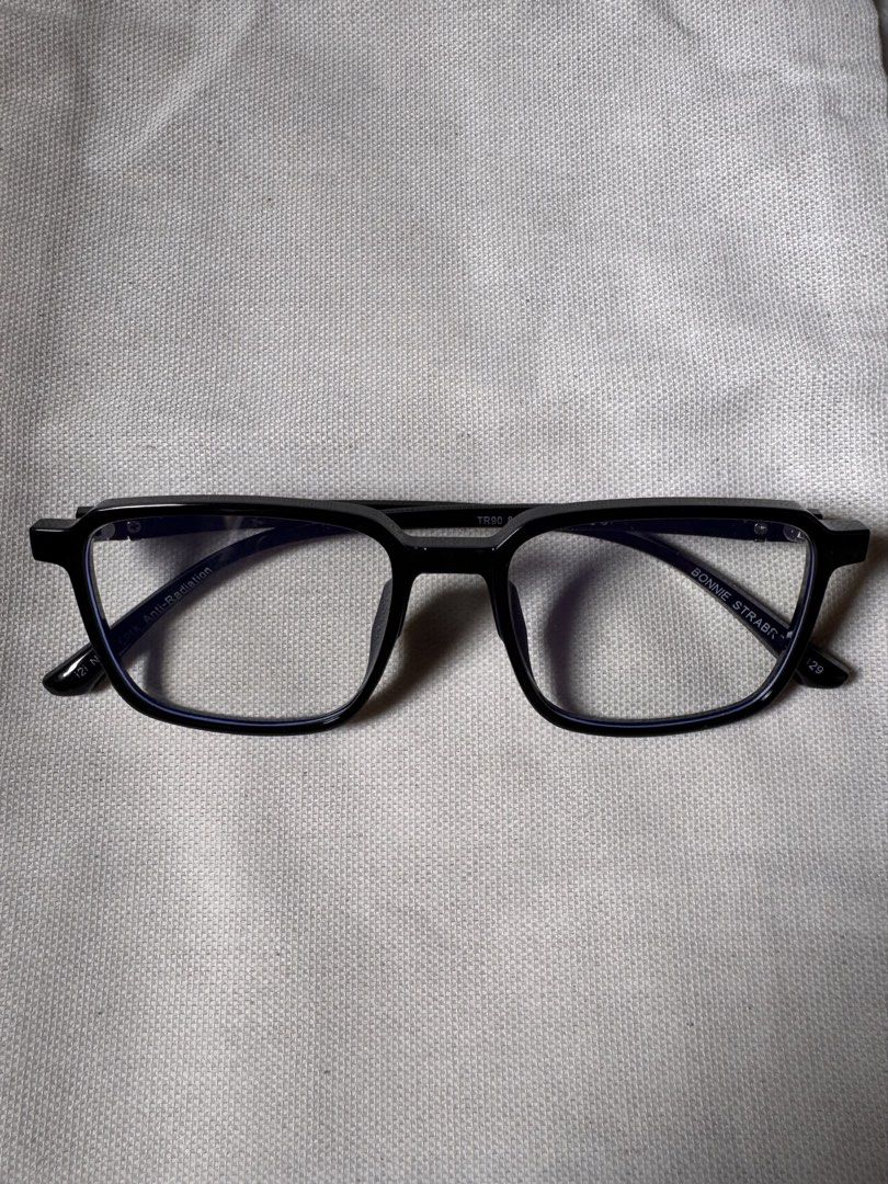 i2i Anti-Radiation Eyeglasses (Category: Sunglasses & Eyewear) located in Makati City. Submitted by declutterwithaia (Listing ID 1428797375, Image 2). Description: ••• Read before transacting ••• ✿ NOD COD! PAYMENT FIRST FOR THE ITEM - GCash - Bank Transfer (MariBank or BPI) ✿ No haggling and no when worn! ✿ No rush shipping! No return, no exchange. ✿ Shipping via J&T only. ✿ Location: West Rembo Taguig City, Metro Manila. .