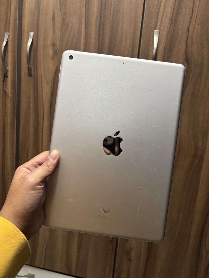 Ipad 9th gen (Category: iPad) located in Manila. Submitted by danneeca (Listing ID 1428920936, Image 2). Description: FOR SALE IPAD 9th generation ✅64gb ✅silver ✅26.3 ios ✅with true tone matagal malowbat never been repair unit box charger NO ISSUE, unli check bago bayaran 9,999 no issue negotiable pa 📍BINANGONAN RIZAL location .