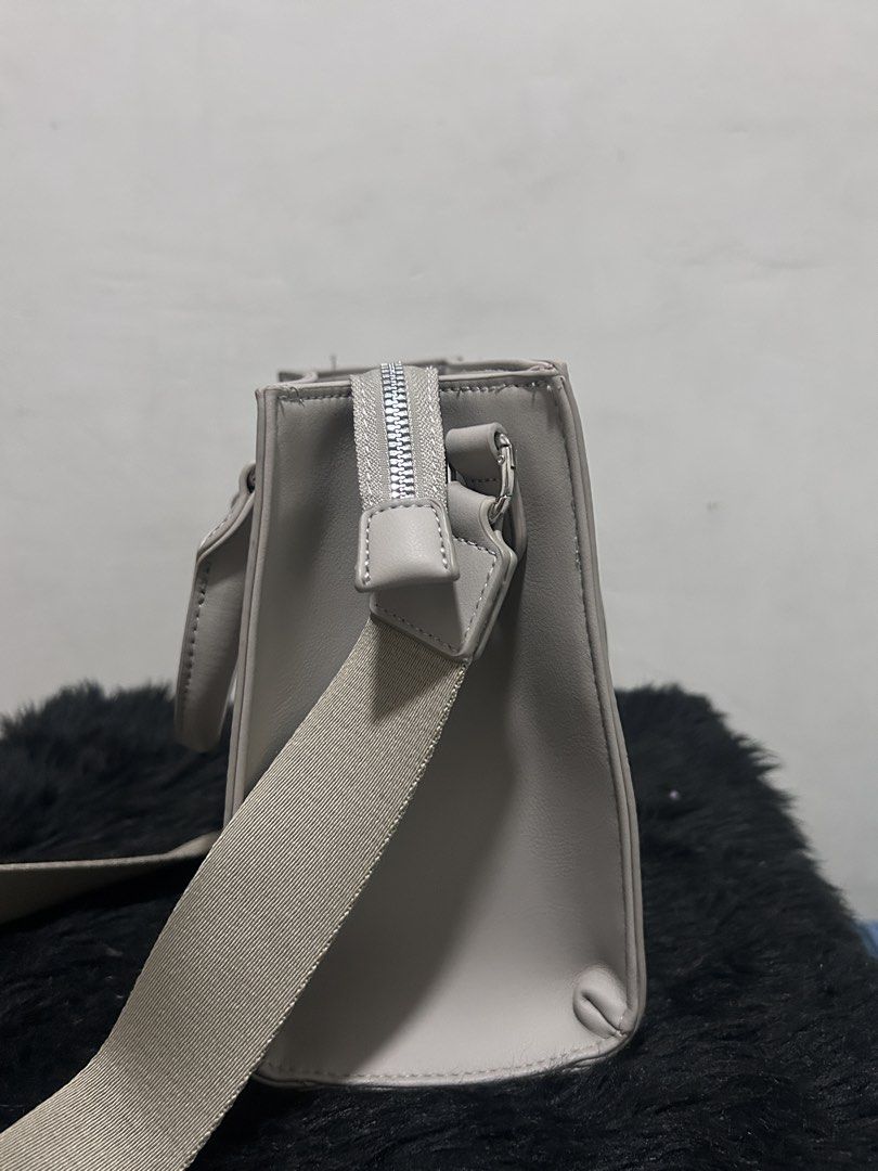 Kathy Ireland Handbag with Shoulder Strap (Category: Shoulder Bags) located in Manila. Submitted by keyyher (Listing ID 1428966402, Image 2). Description: Kathy Ireland Handbag with Shoulder Strap New The tag has been removed but has not been used Manila |laguna .