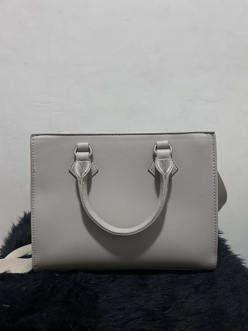Kathy Ireland Handbag with Shoulder Strap (Category: Shoulder Bags) located in Manila. Submitted by keyyher (Listing ID 1428966402, Image 3). Description: Kathy Ireland Handbag with Shoulder Strap New The tag has been removed but has not been used Manila |laguna .