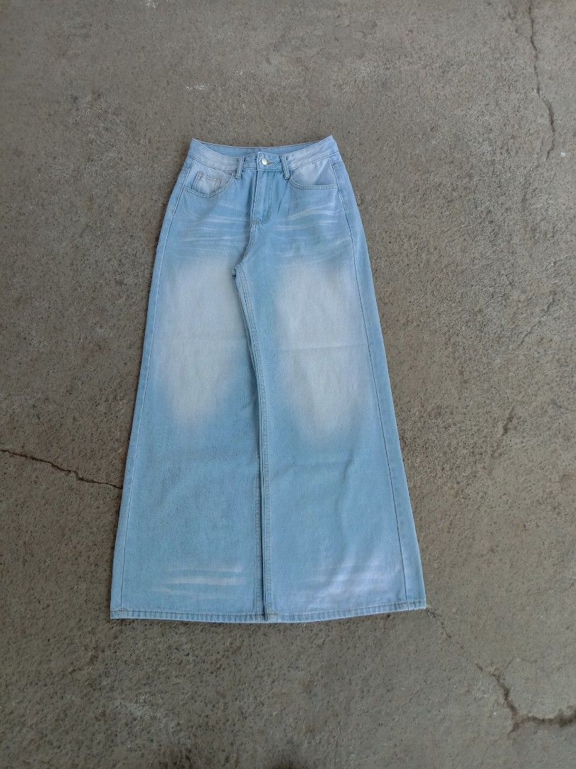 Light Wash baggy denim pants (Category: Jeans) located in Manila. Submitted by adinsthrift (Listing ID 1428861264, Image 1). Description: Light-wash wide-leg denim pants W- 28 L-40.5 Thighs- 13 LO- 12 Condition- Excellent Color rate-10/10 No Issue!.