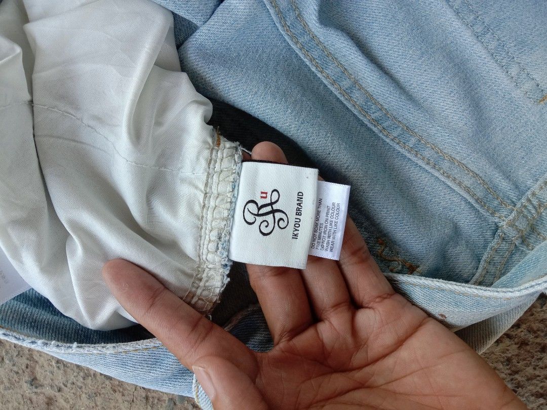 Light Wash baggy denim pants (Category: Jeans) located in Manila. Submitted by adinsthrift (Listing ID 1428861264, Image 3). Description: Light-wash wide-leg denim pants W- 28 L-40.5 Thighs- 13 LO- 12 Condition- Excellent Color rate-10/10 No Issue!.