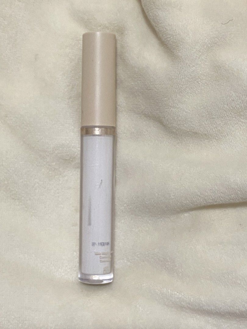 Makeup Bundle (Category: Makeup) located in Singapore. Submitted by shri8 (Listing ID 1428951184, Image 6). Description: Dm for prices! All items are lightly used except for huda setting spray that’s half used and the orange colour corrector that is brand new.