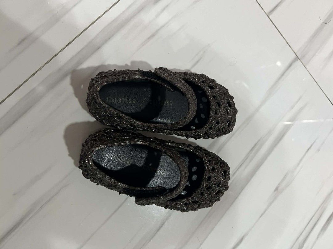Preloved original mini melissa USA 9 (Category: Babies & Kids Fashion) located in Manila. Submitted by isle.dc (Listing ID 1428814070, Image 2). Description: Personal preloved Authentic Size : USA 9 or 16 cm Excellent used condition. No issue With dust bag and replacement box Loc: Manila MOP: GCASH MOD: Lalamove to be book by the buyer.