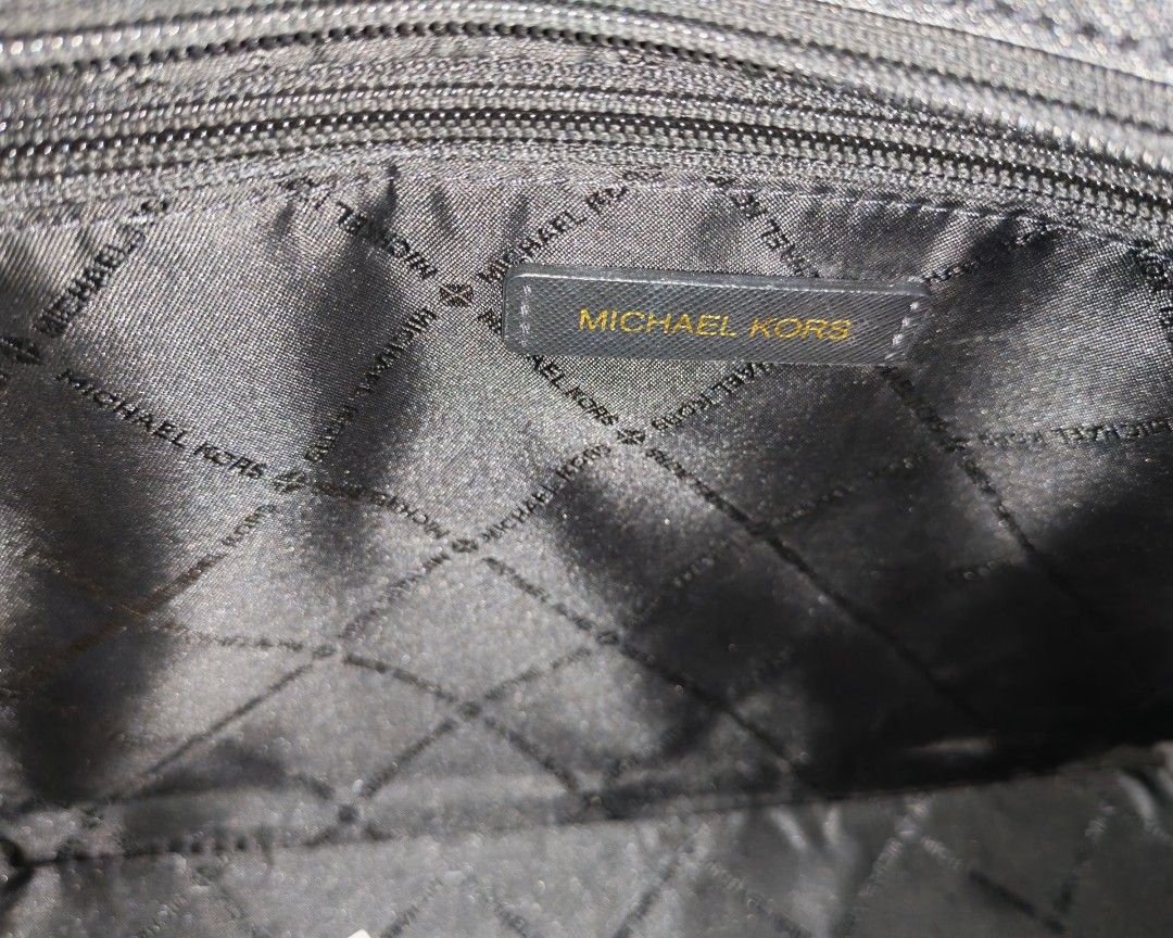 Michael Kors Black Tote Bag (Category: Luxury Bags & Wallets) located in Manila. Submitted by esorlem24 (Listing ID 1428903655, Image 3). Description: Michael Kors Jet Set Medium Saffiano Leather Top-Zip Tote Bag.