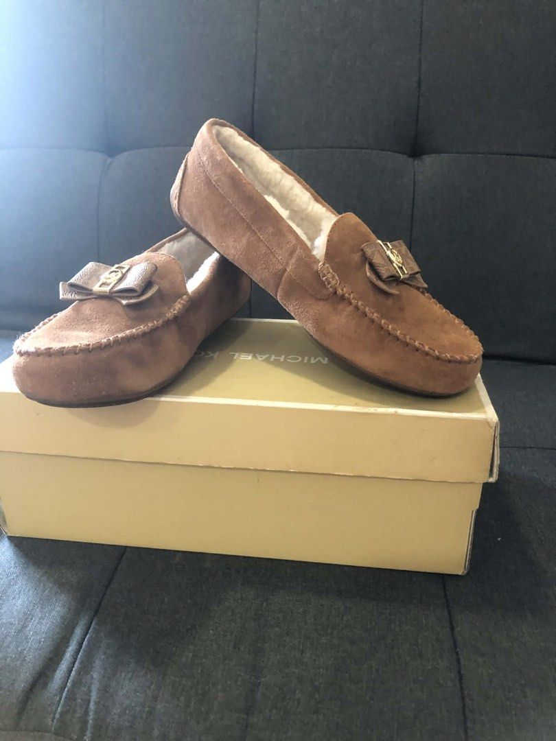 Michael Kors Erica Slippers Suede (Category: Loafers) located in Del Monte. Submitted by whyisyellowyellow (Listing ID 1428823024, Image 2). Description: ⭐️ size: US7 ⭐️ furred interior ⭐️ super soft ⭐️ preloved (used once only).