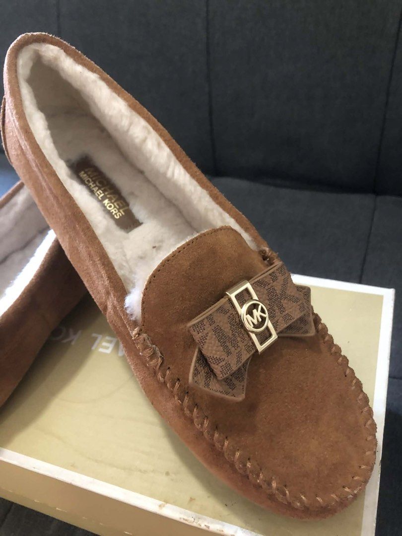 Michael Kors Erica Slippers Suede (Category: Loafers) located in Del Monte. Submitted by whyisyellowyellow (Listing ID 1428823024, Image 3). Description: ⭐️ size: US7 ⭐️ furred interior ⭐️ super soft ⭐️ preloved (used once only).