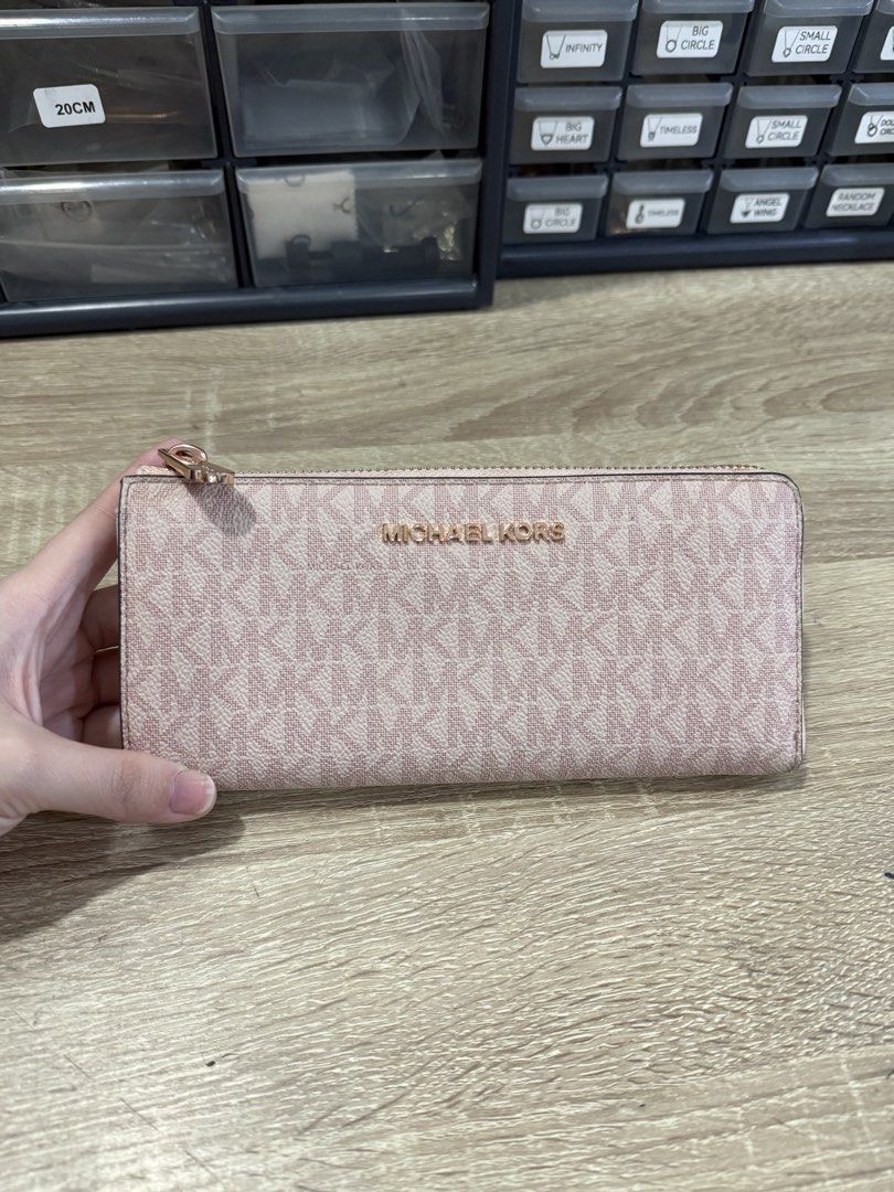 Michael Kors Zip Around Wallet (Category: Wallets & Card holders) located in Manila. Submitted by randomdeclutter (Listing ID 1428798967, Image 1). Description: Please check photos for flaws.