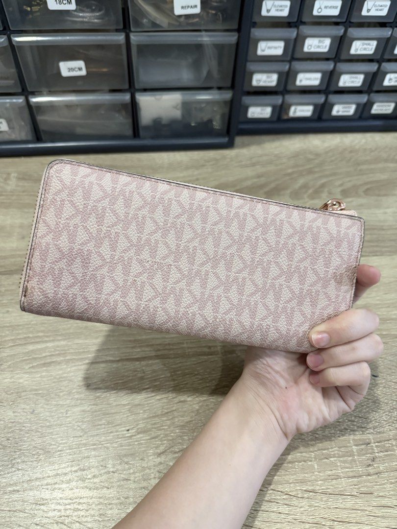 Michael Kors Zip Around Wallet (Category: Wallets & Card holders) located in Manila. Submitted by randomdeclutter (Listing ID 1428798967, Image 2). Description: Please check photos for flaws.