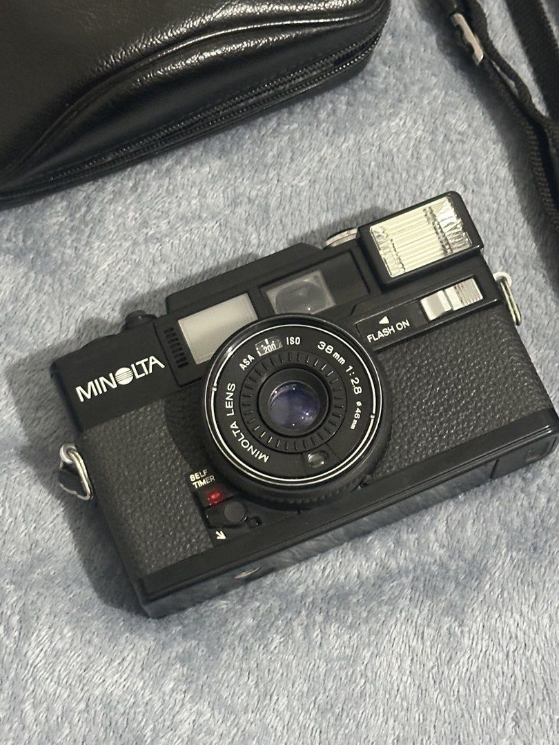 Minolta Hi-Matic SD2 35mm Film Camera (Category: Cameras) located in Caloocan City. Submitted by delirell (Listing ID 1428906949, Image 2). Description: Minolta Hi Matic SD2 • Mint condition • 7.5/10 Body Cosmetics • Tested with ✔️ Batteries • Comes with: ✔️ Camera Strap ✔️ Pouch • Date functional • Uses 2x AA battery ( not included ) • Clear Lens •may dots sa viewfinder pero hindi nakaka affect sa photo •not sure if battery ko lang ba yung may p