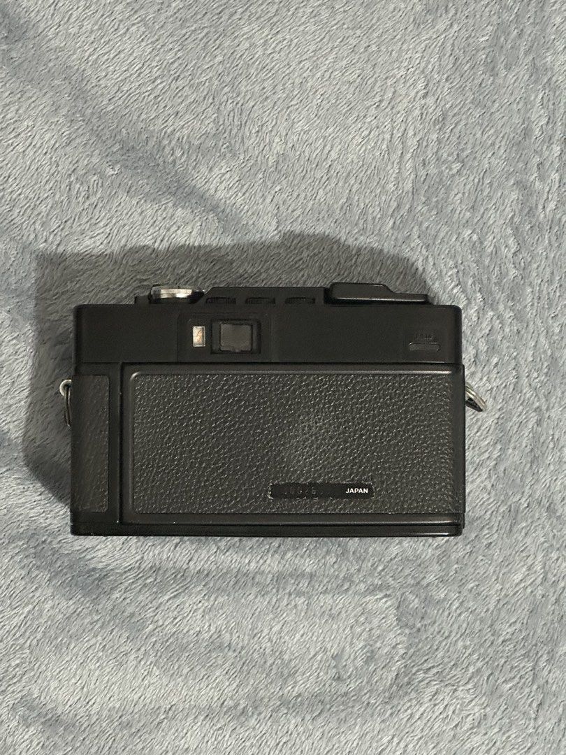 Minolta Hi-Matic SD2 35mm Film Camera (Category: Cameras) located in Caloocan City. Submitted by delirell (Listing ID 1428906949, Image 3). Description: Minolta Hi Matic SD2 • Mint condition • 7.5/10 Body Cosmetics • Tested with ✔️ Batteries • Comes with: ✔️ Camera Strap ✔️ Pouch • Date functional • Uses 2x AA battery ( not included ) • Clear Lens •may dots sa viewfinder pero hindi nakaka affect sa photo •not sure if battery ko lang ba yung may p