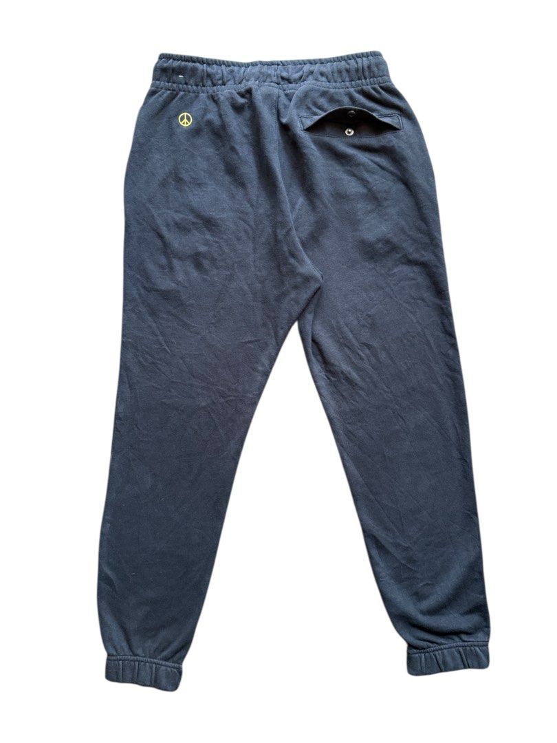 Nike Have A Nike Day Sweatpants (Category: Joggers) located in Mariveles. Submitted by klingqt (Listing ID 1428945889, Image 2). Description: Get ready to rep these comfy Nike sweatpants! Features include drawstring waist, back pocket, and sweet designs on the legs. Left leg says “Have A Nike Day” and the right leg has a Nike logo with a daisy. Peace sign logo on the back. Size M, Made in China. ‼️DM FOR MORE INFO‼️ #nike #thrift #sweatpants #run