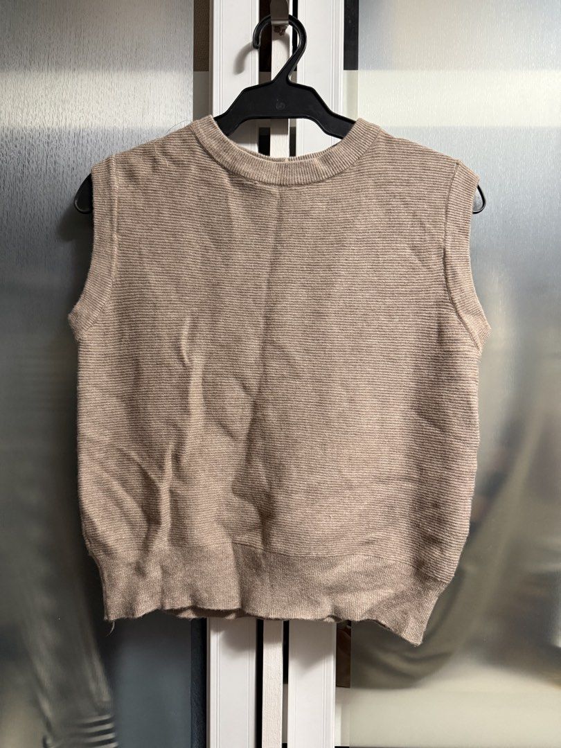 ONE K premium bangkok knitted top (Category: Sleeveless) located in Cainta. Submitted by freeingspaces (Listing ID 1428933580, Image 1). Description: Never been used S2.