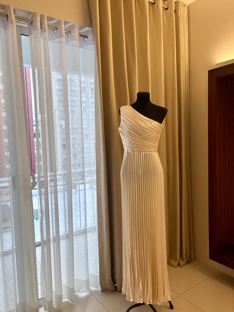 One-Shoulder Pleated Silk Wedding Dress (Category: Evening dresses & gowns) located in Makati City. Submitted by lrp2025 (Listing ID 1428963222, Image 3). Description: Asymmetrical modern style wedding dress Perfect for civil wedding or reception Size: Large (specific measurements can be shared upon request) Used once (Feb 2026) Atelier: Apogee de Taj Material: Korean Lycra Silk Original price: 16K With build in corset No inner lining for skirt D