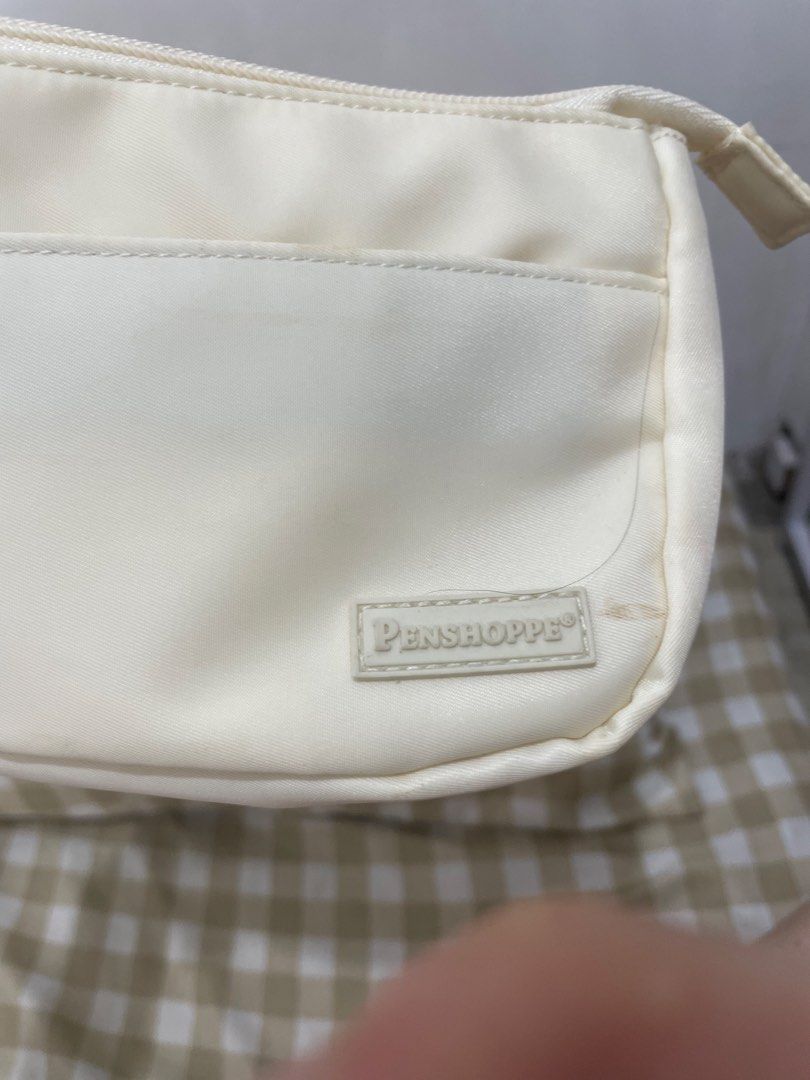 Phone bag (Category: Purses & Pouches) located in Pasig City. Submitted by chrml (Listing ID 1428320531, Image 2). Description: Penshoppe phone bag Used only twice. No issue .