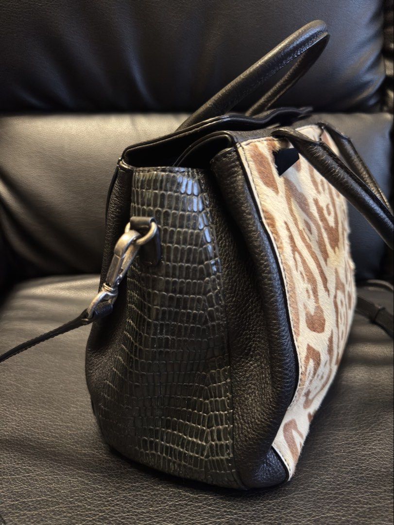 Rouge & Lounge “KARIS” Handbag (Category: Luxury Bags & Wallets) located in Davao. Submitted by _iconculture (Listing ID 1428894090, Image 2). Description: available Authentic (R)ouge&Lounge “Karis” Bag (Korean Luxury Brand) ₱1250 + sf 9/10 very good condition clean interior very very spacious! some bald spot on calf hair ❤️‍🩹 (unnoticable ww) + small surface marks on the side, see photos! with long strap code: AHN4XK170BE Retails for 20K++ peso