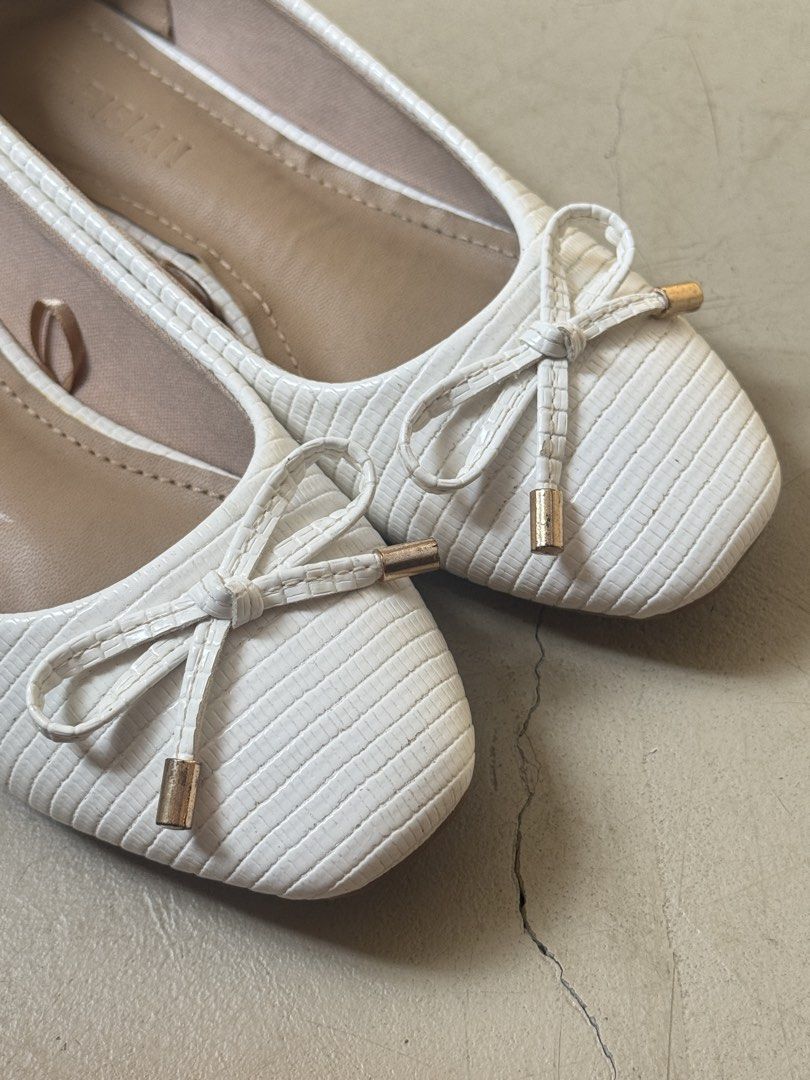 Size 6 Parisian White Flats with Bow (Category: Flats & Sandals) located in Rodriguez. Submitted by nailaf (Listing ID 1428801776, Image 2). Description: * Used a few times only. * Insole 23cm.