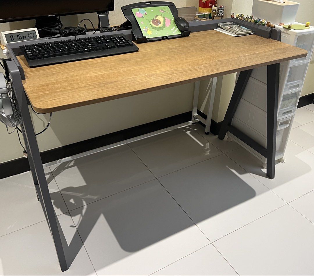 Study table (Category: Tables & Sets) located in Singapore. Submitted by darylkw (Listing ID 1428797527, Image 1). Description: selling used computer study table: Height: 76cm length: 120cm width:55cm Self pick up.