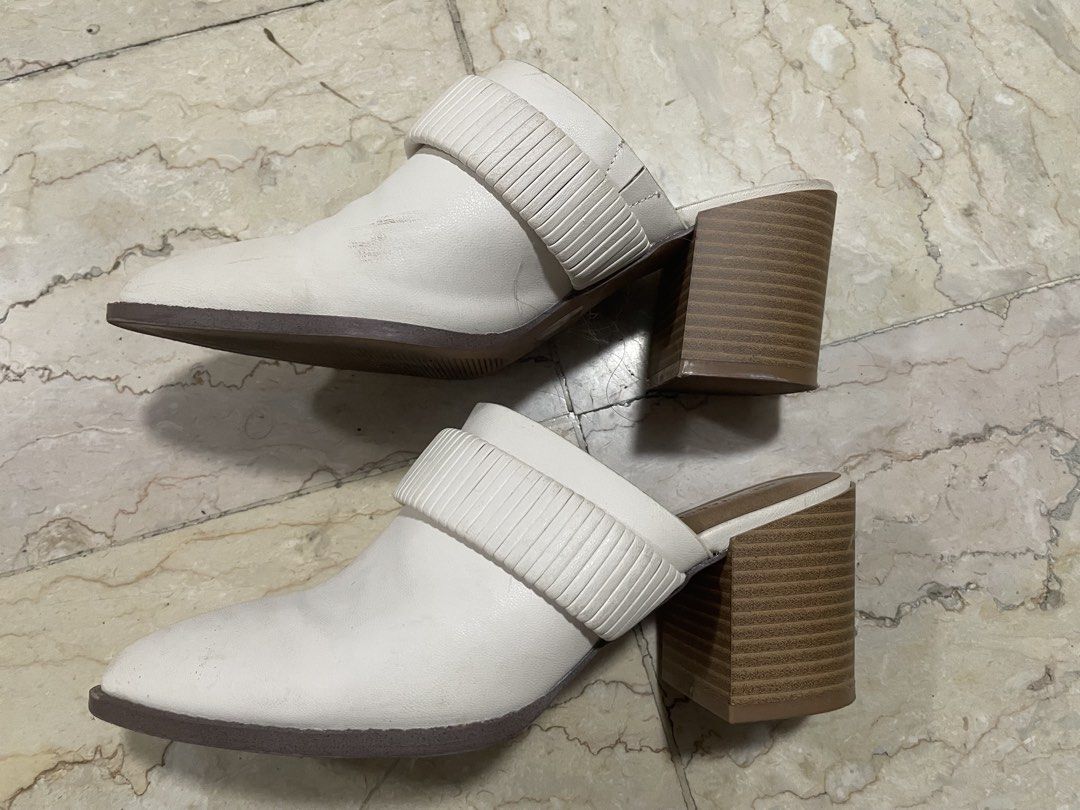 Target Woman White Mules (Category: Flats & Sandals) located in Makati City. Submitted by katkatkat1989 (Listing ID 1428819479, Image 2). Description: Bought this at K-Mart Australia back in winter 2024 for $25.