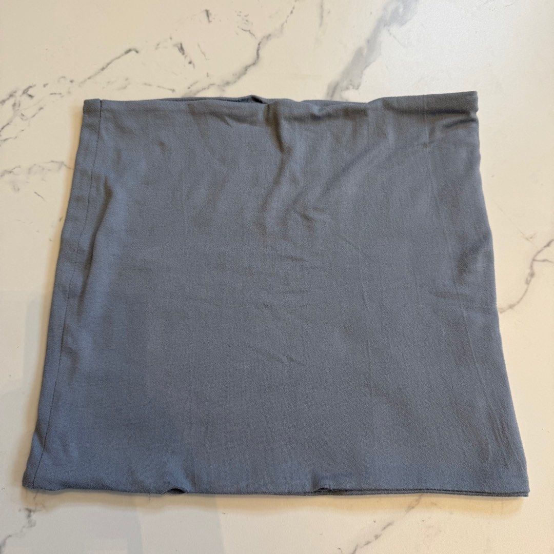 The Velour Strapless Tube Top (Category: Sleeveless) located in Las Pinas. Submitted by bubustings_ (Listing ID 1428833992, Image 2). Description: - can fit small-medium frames - 31.5cm width, 30cm length - Stretchy fit, Can stretch up to 35cm width - Small inside tears as shown im photos (not noticeable).