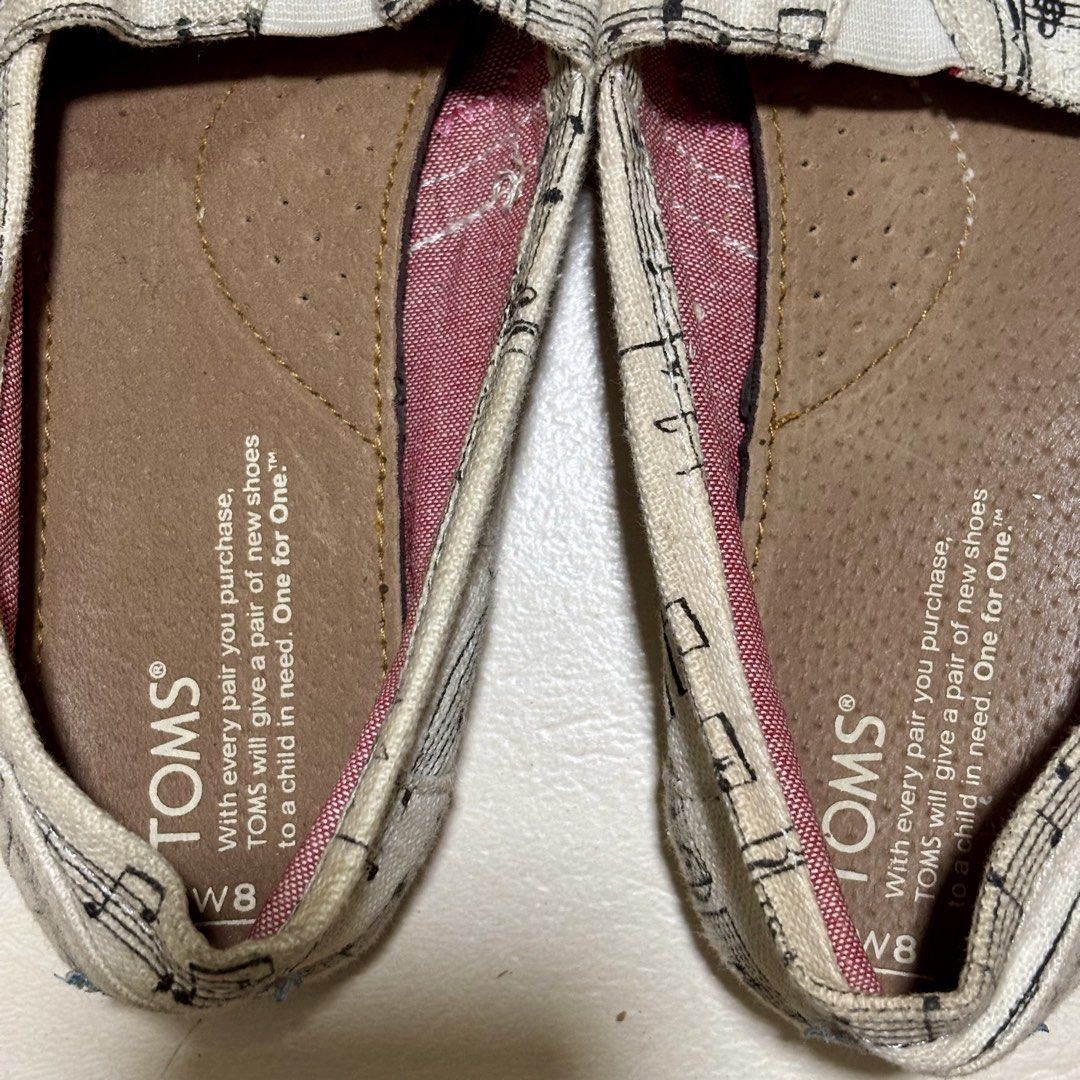 TOMS Slip-On Shoes, US 8 (Category: Loafers) located in Manila. Submitted by prelovedbelongings (Listing ID 1428804089, Image 3). Description: .