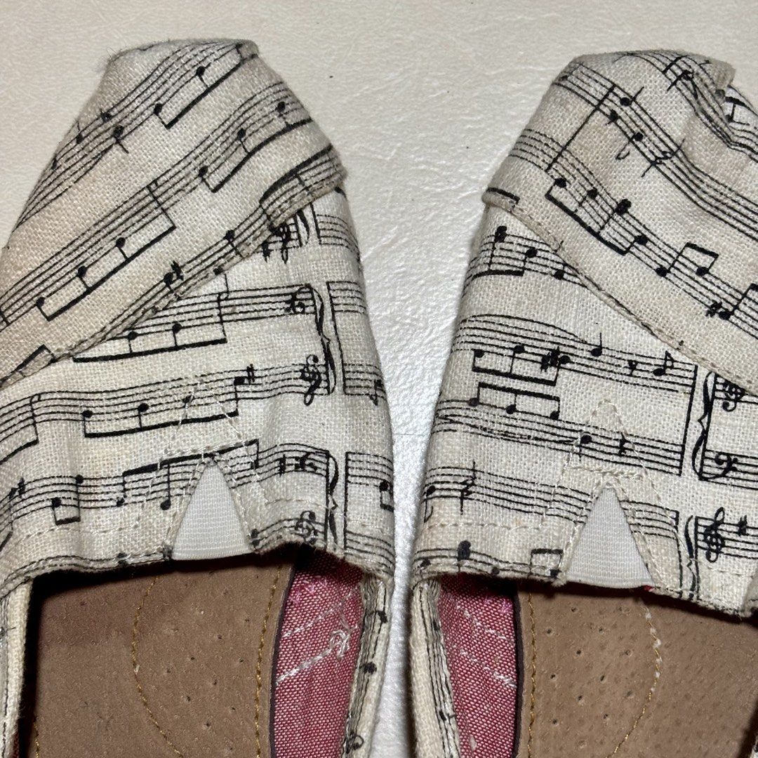 TOMS Slip-On Shoes, US 8 (Category: Loafers) located in Manila. Submitted by prelovedbelongings (Listing ID 1428804089, Image 2). Description: .