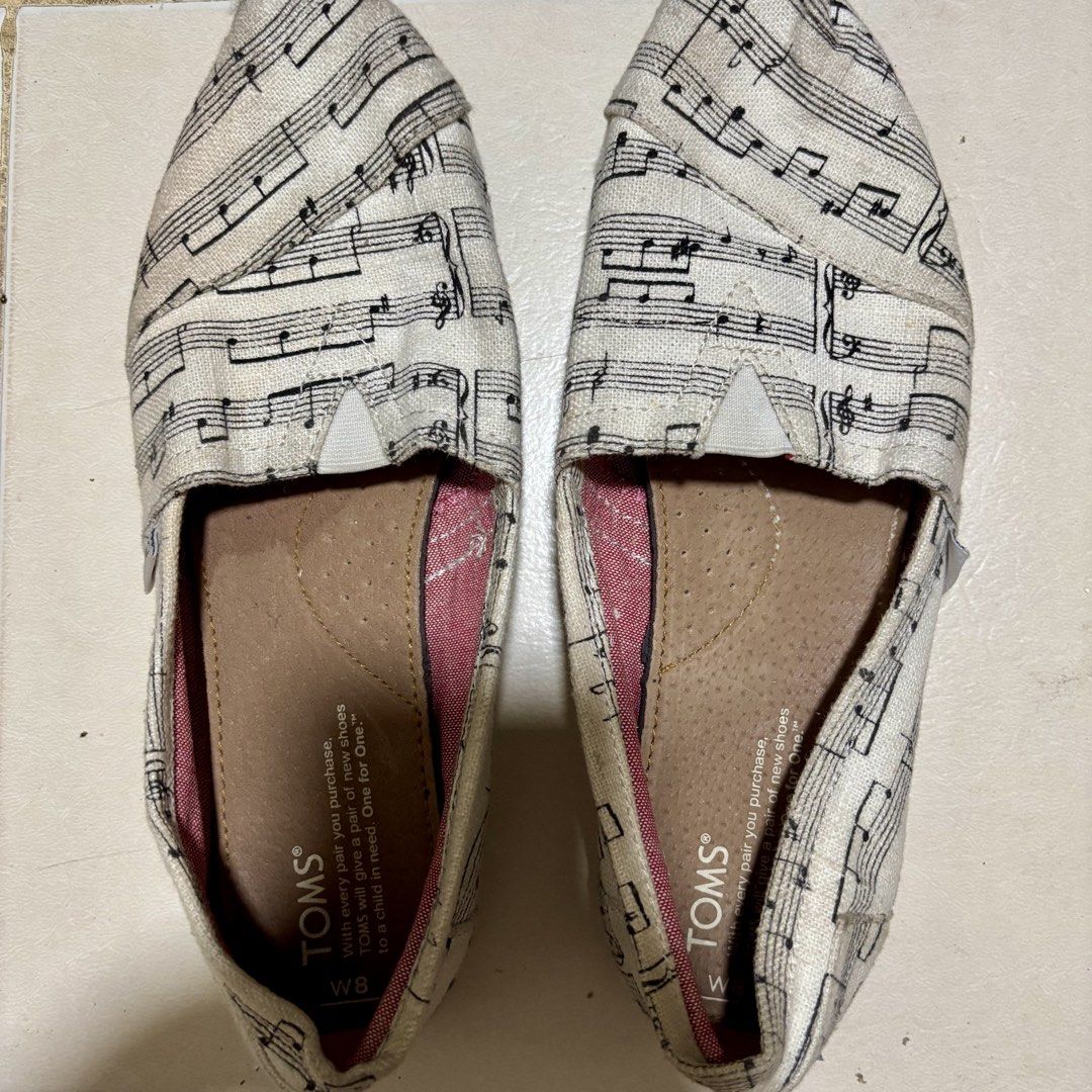 TOMS Slip-On Shoes, US 8 (Category: Loafers) located in Manila. Submitted by prelovedbelongings (Listing ID 1428804089, Image 1). Description: .