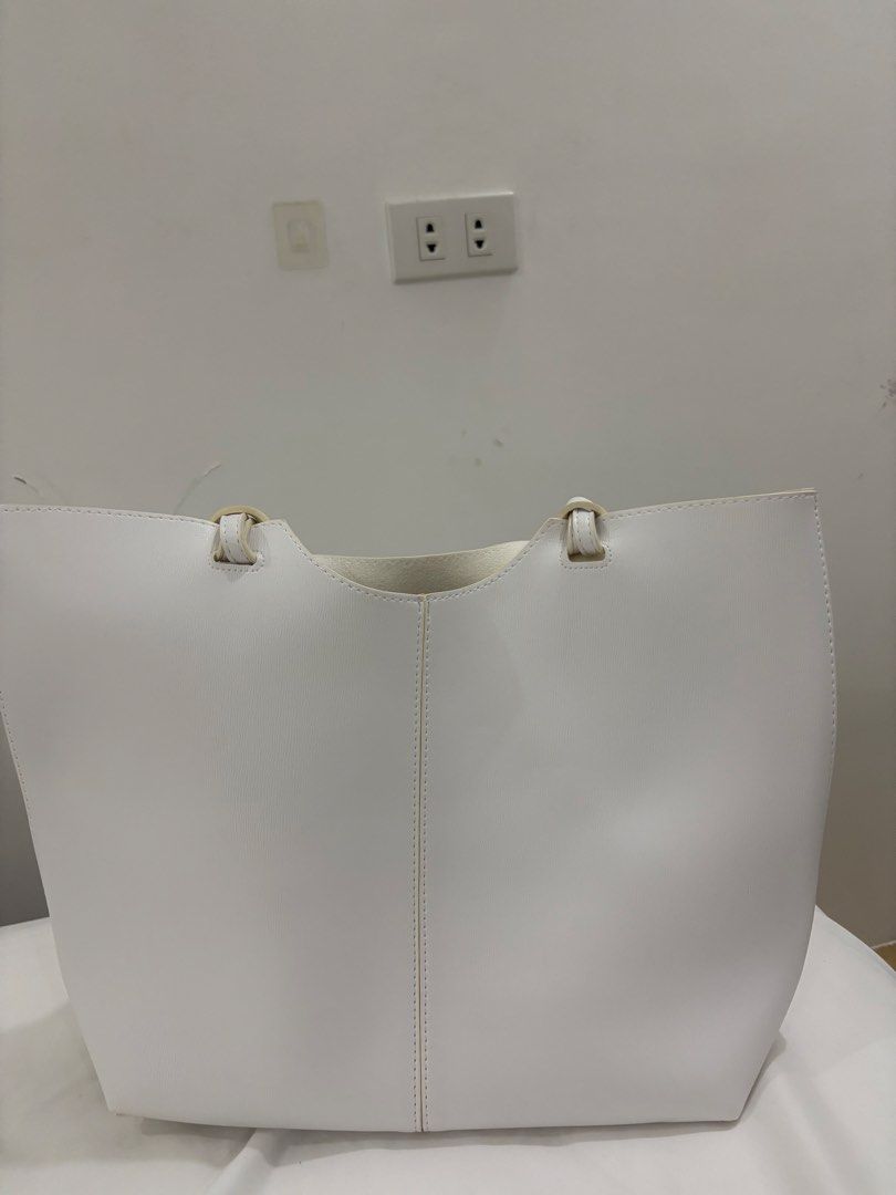 Tote bag (Category: Tote Bags) located in Muntinlupa City. Submitted by goldlevel (Listing ID 1428985823, Image 1). Description: Original leather .