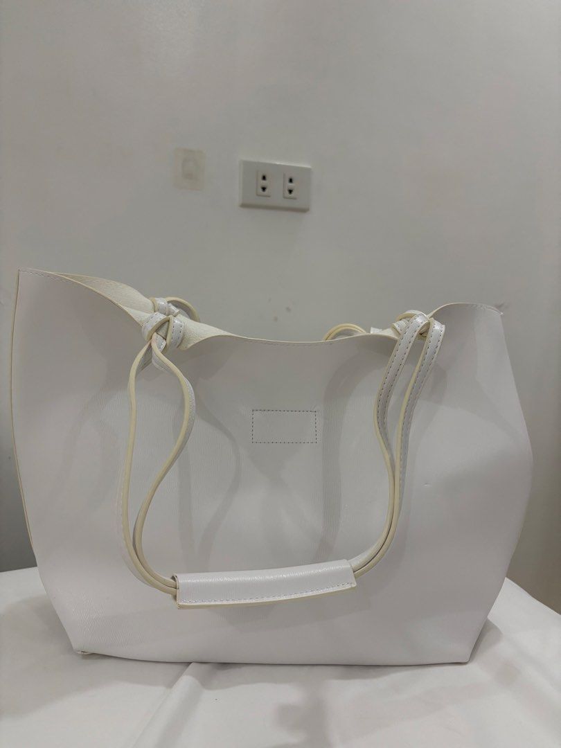 Tote bag (Category: Tote Bags) located in Muntinlupa City. Submitted by goldlevel (Listing ID 1428985823, Image 2). Description: Original leather .