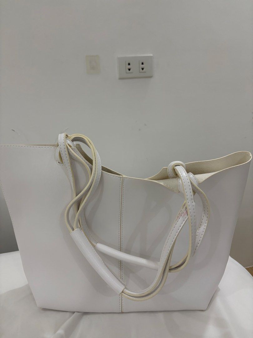 Tote bag (Category: Tote Bags) located in Muntinlupa City. Submitted by goldlevel (Listing ID 1428985823, Image 3). Description: Original leather .