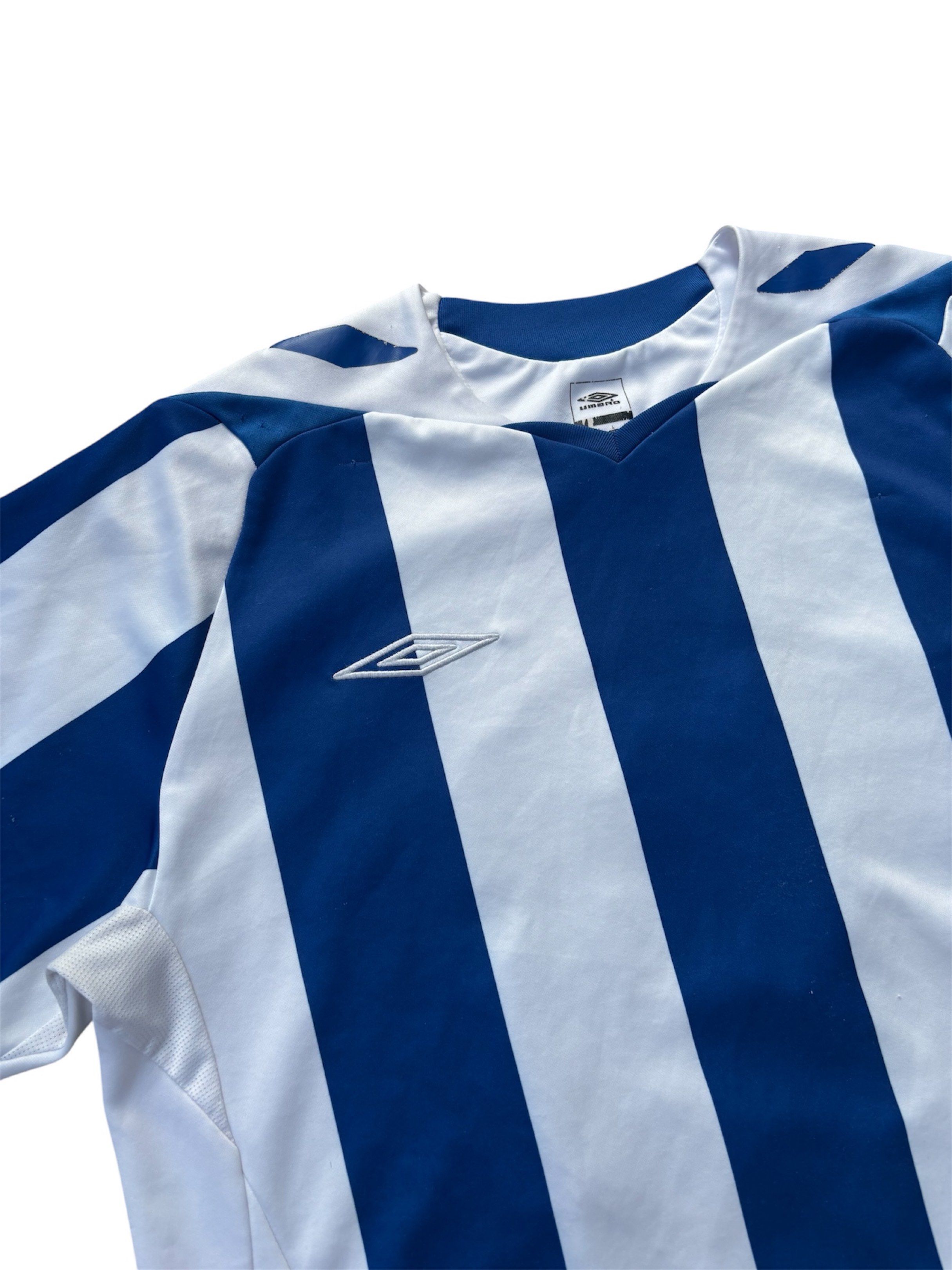 Umbro Jersey (Category: Tshirts & Polo Shirts ) located in Candelaria. Submitted by drizzy.fitz.ph (Listing ID 1428807385, Image 2). Description: Umbro Jersey SIZE: LARGE (23 x 31).