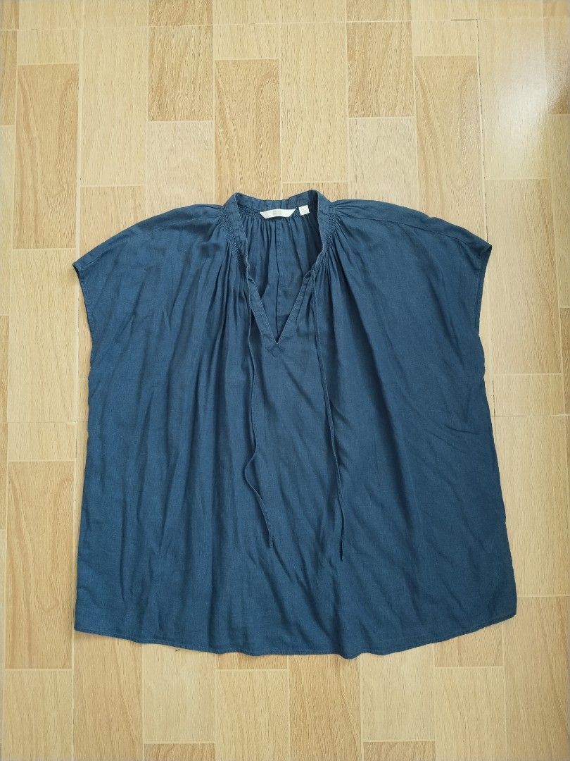 Uniqlo blue linen blend top (Category: Blouses) located in Lipa City. Submitted by abubotcorner (Listing ID 1427718342, Image 2). Description: Uniqlo top is made from a blend of linen and rayon. It features a V-neck design and short sleeves. The size is L, and it is a blue colour. The top is made in China. The bust size is 84-92cm. The material composition is 55% linen and 45% rayon..