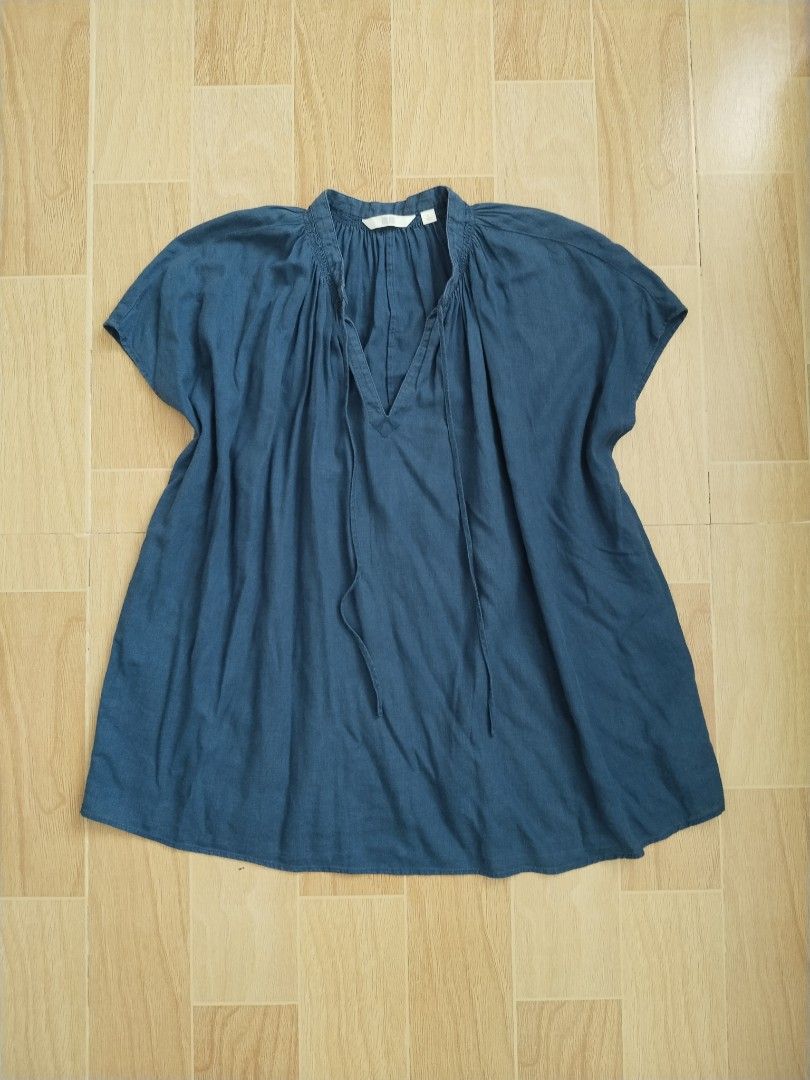 Uniqlo blue linen blend top (Category: Blouses) located in Lipa City. Submitted by abubotcorner (Listing ID 1427718342, Image 1). Description: Uniqlo top is made from a blend of linen and rayon. It features a V-neck design and short sleeves. The size is L, and it is a blue colour. The top is made in China. The bust size is 84-92cm. The material composition is 55% linen and 45% rayon..