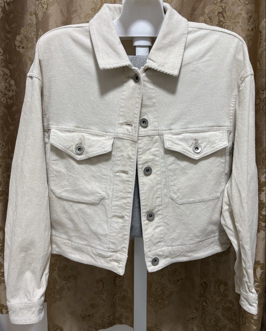 Uniqlo Corduroy Cropped Jacket (Category: Coats, Jackets and Outerwear) located in Taguig. Submitted by cmdcn (Listing ID 1428882227, Image 1). Description: .