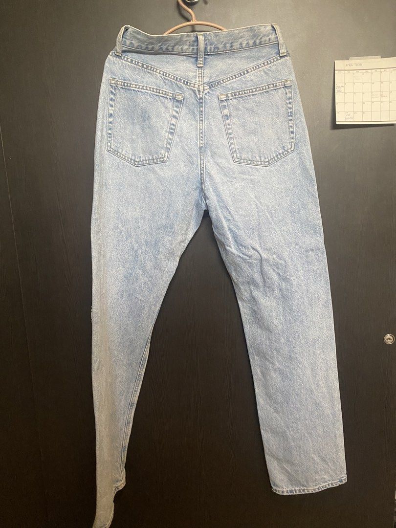 Uniqlo denim ripped jeans (Category: Jeans) located in Pasig City. Submitted by isheeem (Listing ID 1428885884, Image 2). Description: - Size: 26 - good condition .