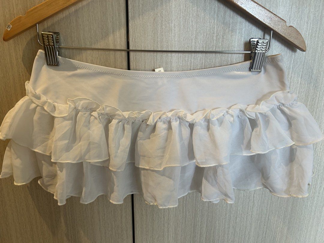 White Ruffle Mini Swimming Skirt (Category: Skirts) located in Cainta. Submitted by kayeshoppe (Listing ID 1428922223, Image 1). Description: .