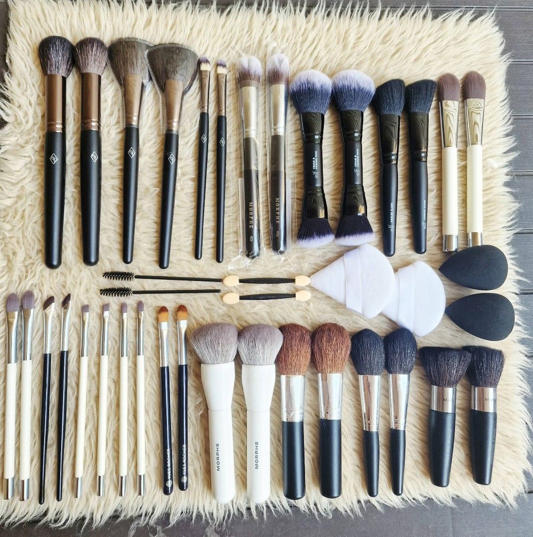 40pcs Premium Make Up Brush Set with Puff and Sponge (Category: Makeup) located in Quezon City. Submitted by floreskari78555 (Listing ID 1429069763, Image 2). Description: ✨ 40pcs Premium Make Up Brush Set with Sponges and Puff ✨ Upgrade your daily makeup routine with this complete 40pcs black and white set! Kumpleto na 'to from your base and foundation down to the smallest eye details. Perfect for both beginners and pro makeup artists looking fo