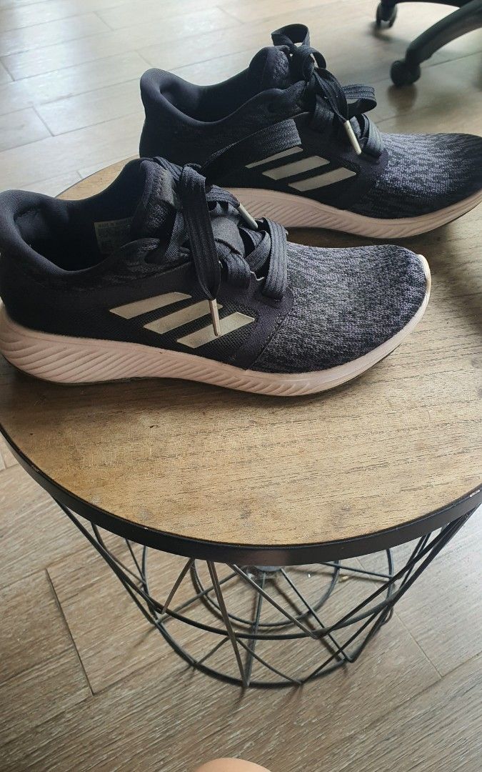 Adidas women size 6,5 (US) / 5 (UK) (Kategori: Sepatu Wanita) berada di Jakarta Selatan. Dikirim oleh nei08 (ID iklan 1429042305, Gambar 2). Deskripsi: adidas hitam for woman size US (6,5) / UK (5).