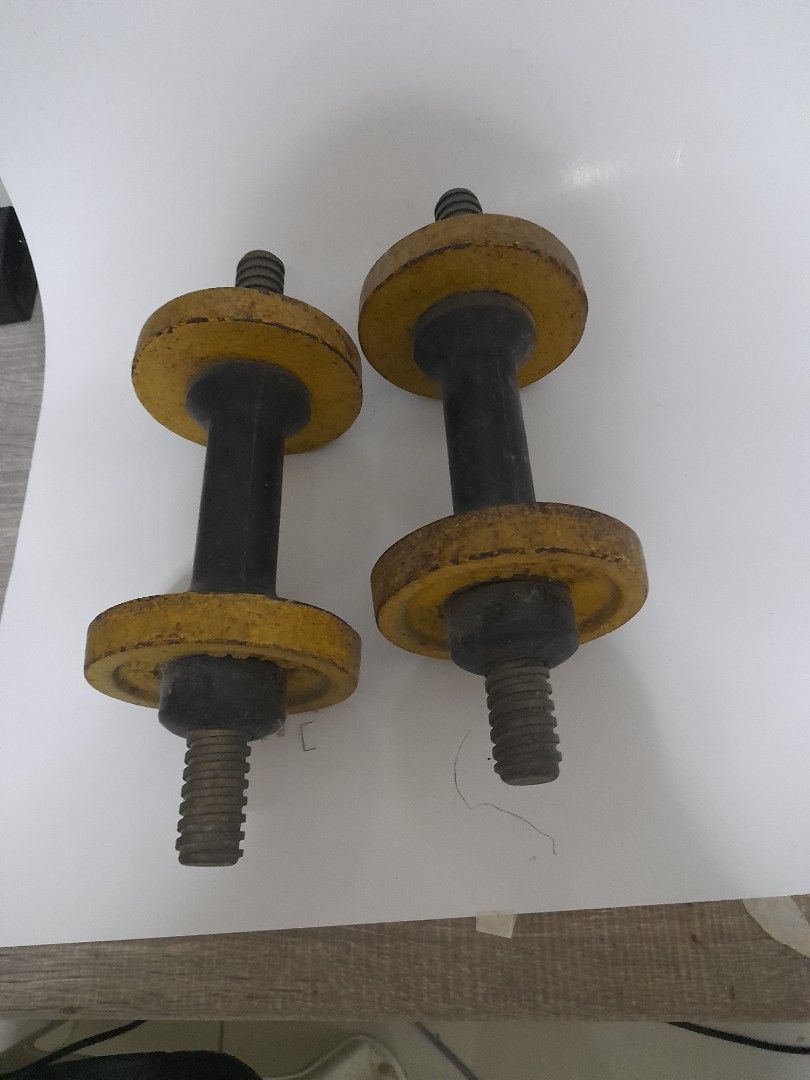 Adjustable Dumbbells (Category: Weights & Dumbbells) located in Pasig City. Submitted by silentforest_59b349 (Listing ID 1429135233, Image 3). Description: yellow n black dumbbells 2.5kg each .