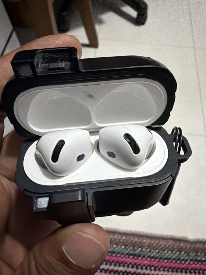 Apple AirPods Pro with Protective Case432292550914222081