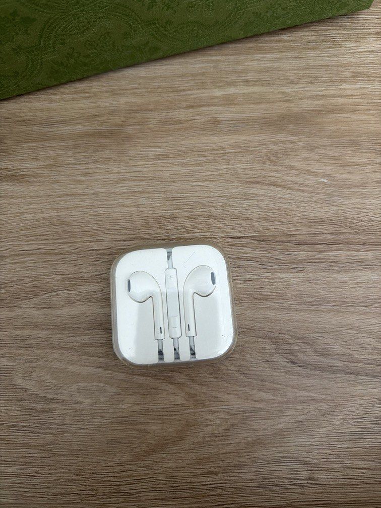 Apple wired ear piece424137896105748480