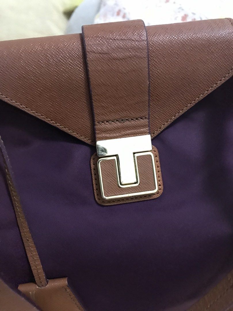 Authentic Tory Burch Tote Bag (Category: Luxury Bags & Wallets) located in Manila. Submitted by freshlemon58885 (Listing ID 1429070985, Image 2). Description: Minor issue faded part Rubber linning Body is no rubs or tear YKK zipper.