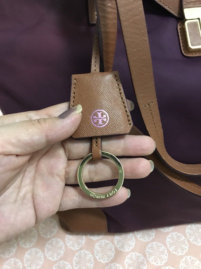 Authentic Tory Burch Tote Bag (Category: Luxury Bags & Wallets) located in Manila. Submitted by freshlemon58885 (Listing ID 1429070985, Image 3). Description: Minor issue faded part Rubber linning Body is no rubs or tear YKK zipper.