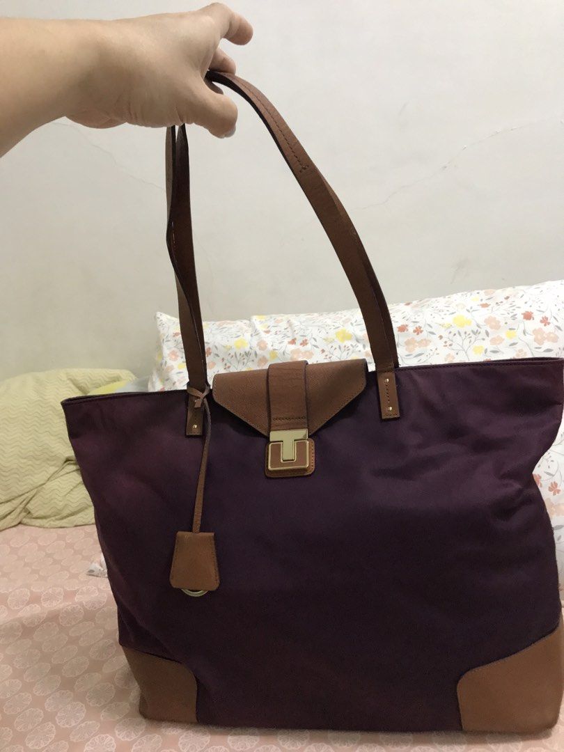 Authentic Tory Burch Tote Bag (Category: Luxury Bags & Wallets) located in Manila. Submitted by freshlemon58885 (Listing ID 1429070985, Image 1). Description: Minor issue faded part Rubber linning Body is no rubs or tear YKK zipper.
